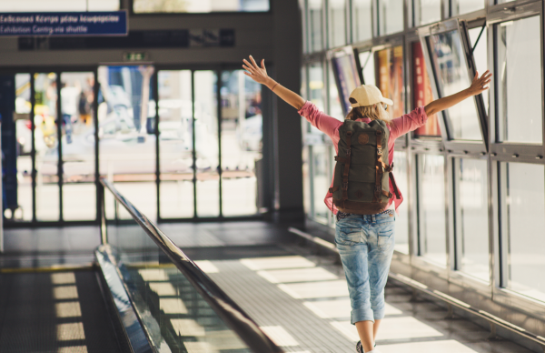 voyageuse heureuse dans aéroport