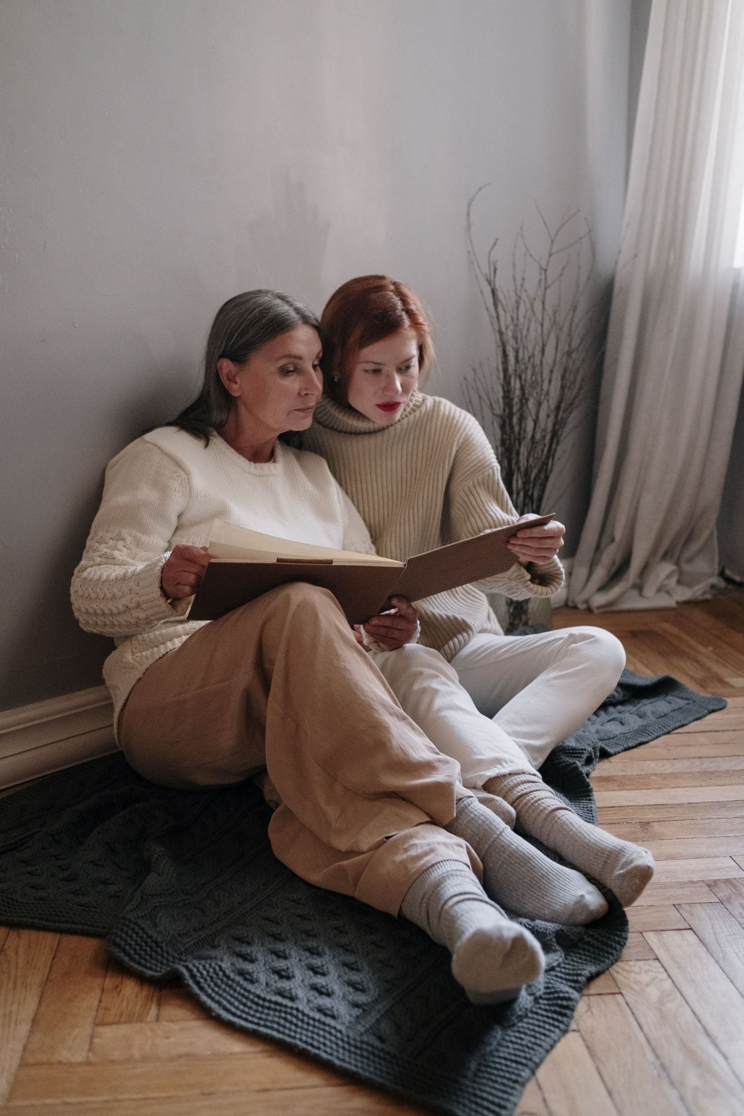 une fille et sa mère regardent album de famille