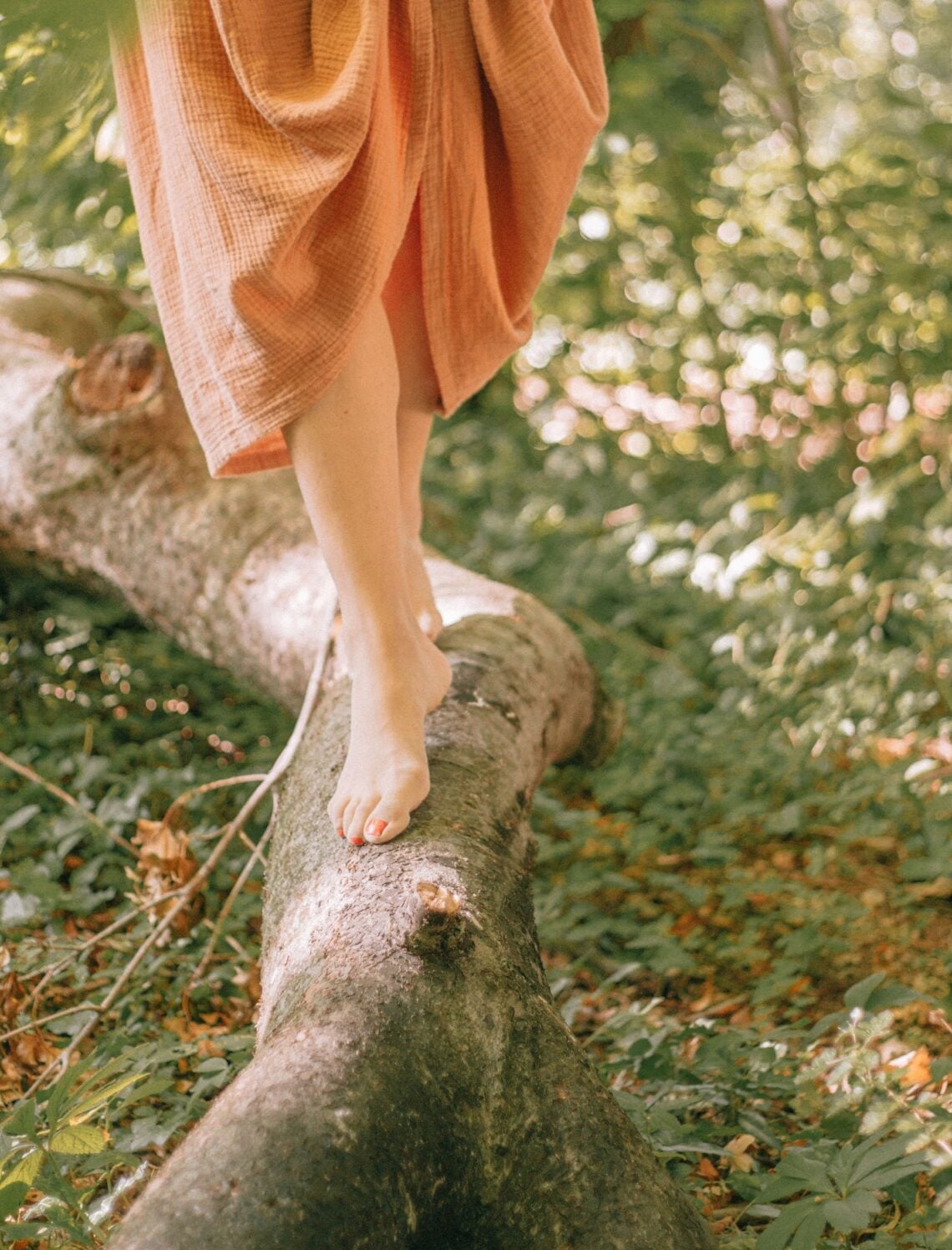 bain de forêt marche pieds nus