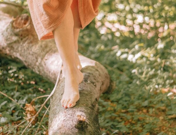 bain de forêt marche pieds nus