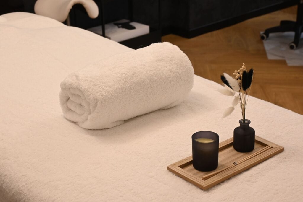 table de massage avec serviette