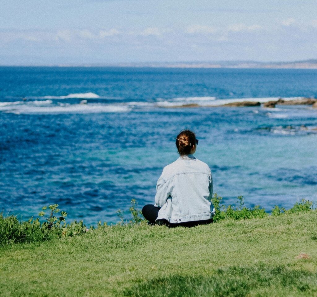 femme assise contemplant la mer