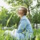 femme en état de flow prenant un temps de détente dans la nature