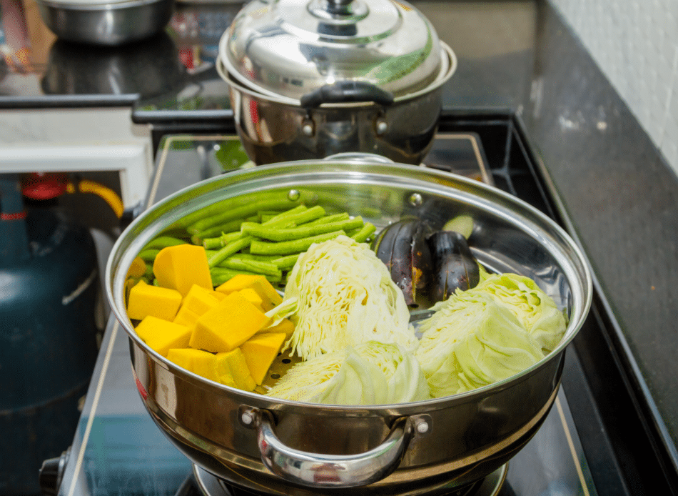 légumes variés et patates douces cuits à la vapeur