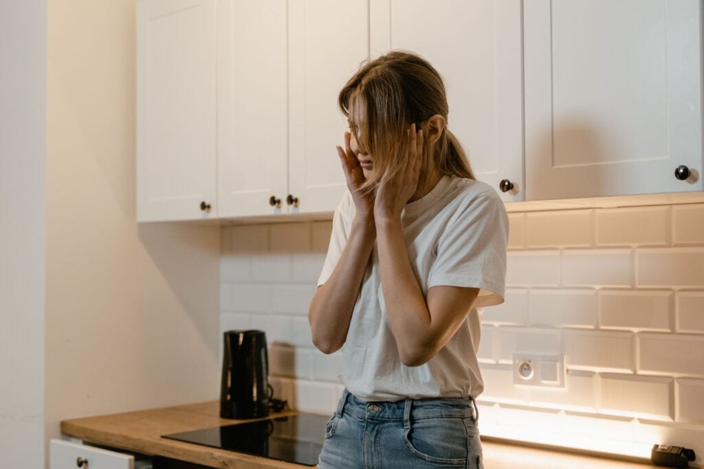 mal être d'une jeune femme dans une cuisine