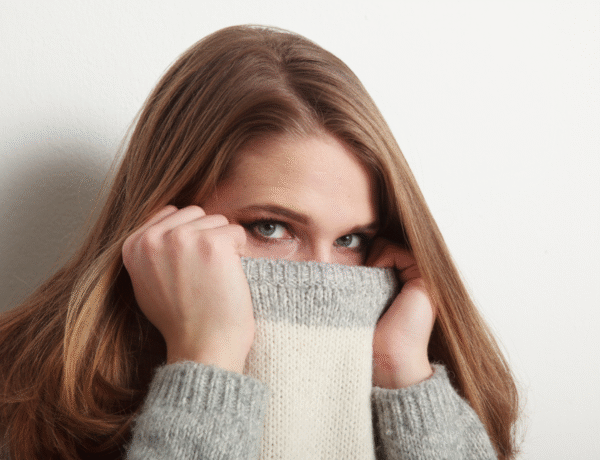 jeune femme effrayée se protégeant une partie du visage