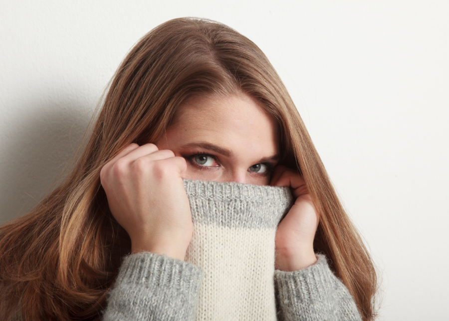 jeune femme effrayée se protégeant une partie du visage