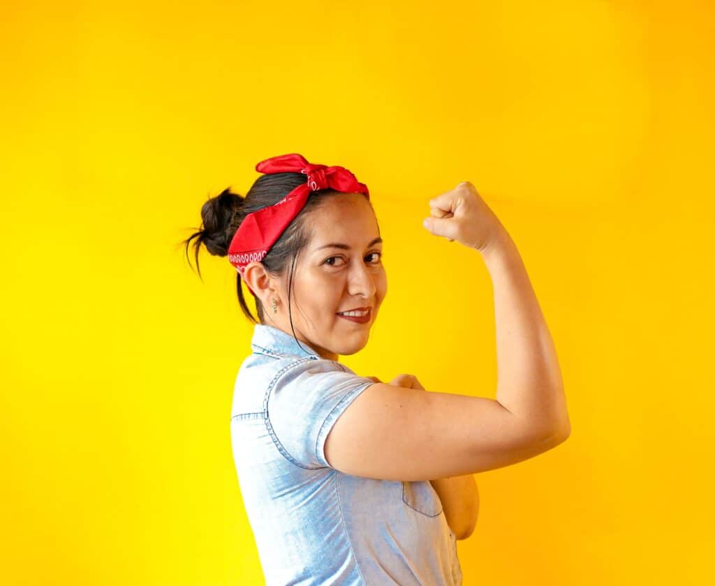 femme heureuse et combative