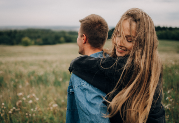 couple heureux dans un champ