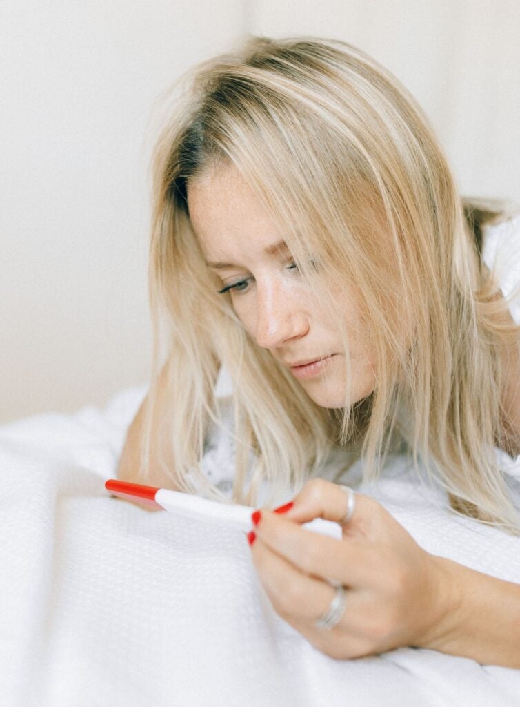 femme découvrant le résultat test de grossesse