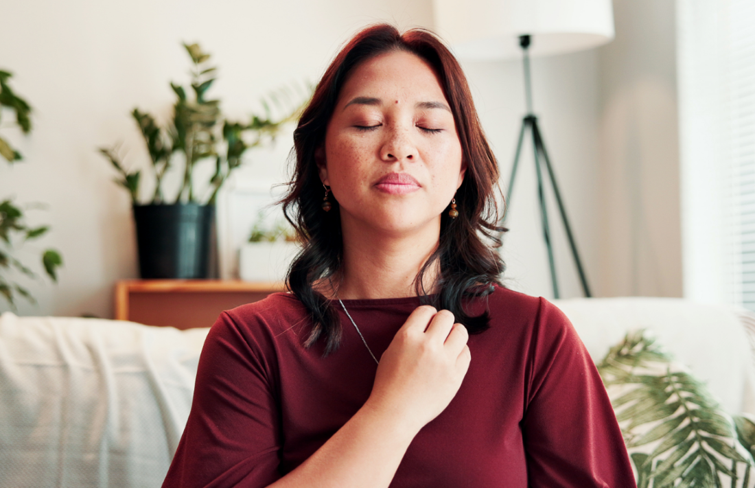 femme chez elle les yeux fermés en visualisation positive