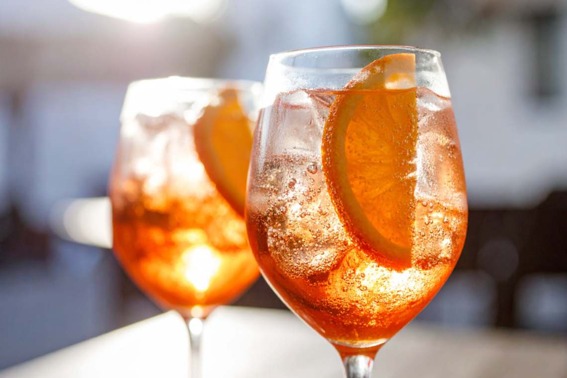 deux verres d'aperol spritz en terrasse
