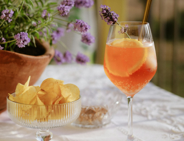 verre d'aperol spritz en terrasse pour l'été avec une coupelle de chips