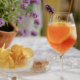 verre d'aperol spritz en terrasse pour l'été avec une coupelle de chips
